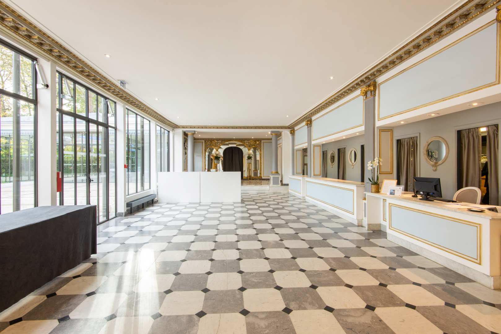 54+ Pavillon D&#039;armenonville, With discreet and attentive service, the